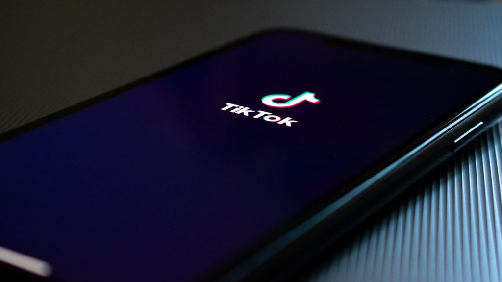 Téléphone avec écran allumé sur l'application Tik Tok