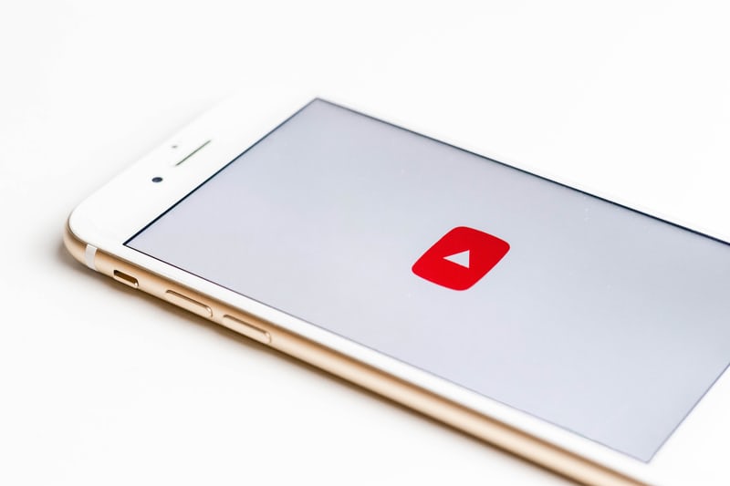 smartphone avec logo de Youtube