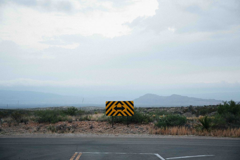 panneau de signalisation avec deux flèches directionnelles en sens opposé